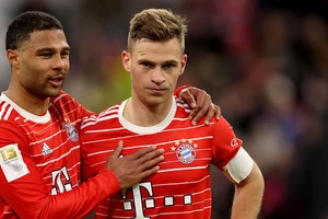 Joshua Kimmich (phải) và Serge Gnabry rớt giá trên thị trường chuyển nhượng