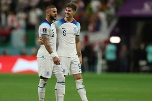 Kyle Walker (trái) và John Stones đều bỏ lỡ trận gặp Arsenal