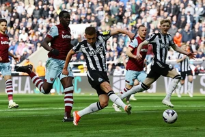 Harvey Barnes gỡ hòa 3-3 cho Newcastle ở phút 83