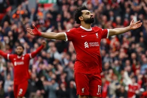 Mo Salah tỏa sáng với bàn thắng ấn định tỷ số 2-1