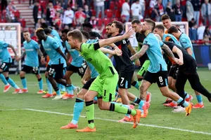 Các cầu thỦ Bayer Leverkusen chia vui cùng người hâm mộ