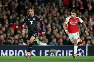 Leroy Sane (trái, Bayern) sẽ khiến hàng thủ Arsenal nếm trái đắng