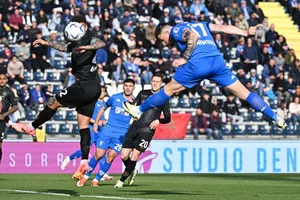 Alberto Cerri ung dung bật cao đánh đầu ghi bàn