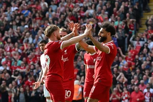 Mo Salah (phải) mang đến cơn mưa bàn thắng ở Anfield