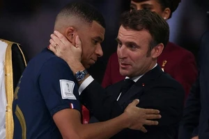 Tổng thống Pháp Emmanuel Macron và ngôi sao Kylian Mbappe