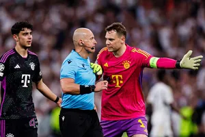 Trọng tài Szymon Marciniak trước phản ứng của cầu thủ Bayern