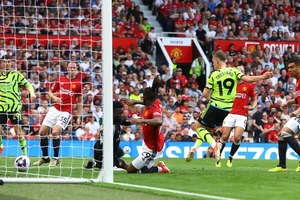 Kai Havertz chuyền ngang cho Leandro Trossard ghi bàn