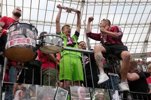 Thủ môn đội trưởng Lukas Hradecky nâng cúp vô đỊch Bundesliga