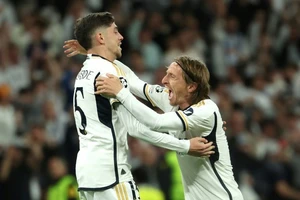 Luka Modric (phải) muốn thắng Champions và triển hạn cùng Real Madrid