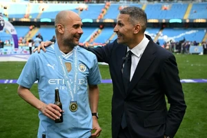 Chủ tịch Khaldoon Al Mubarak và Pep Guardiola trong ngày đăng quang