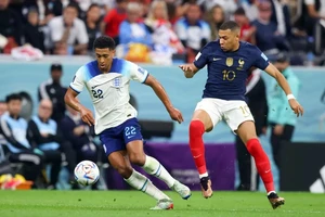 Jude Bellingham (Anh) đi bóng trước Kylian Mbappe