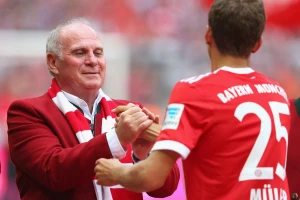 Thomas Muller và Chủ tịch danh dự Uli Hoeness