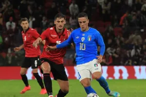 Giacomo Raspadoni đi bóng trước hậu vệ Albania