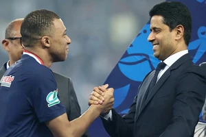  Kylian Mbappe và Chủ tịch PSG Nasser Al Khelaifi