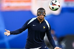 Kylian Mbappe đã thay mặt nạ mới để tham gia buổi đá tập