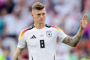 Toni Kroos nín lặng trên sân