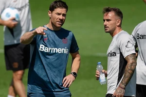 HLV Xabi Alonso và Aleix Garcia trên sân tập