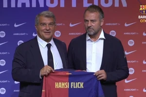 Chủ tịch Joan Laporta ra mắt HLV Hansi Flick