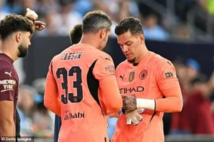 Ederson (phải) vào sân trong hiệp 2 trận tập huấn với Milan