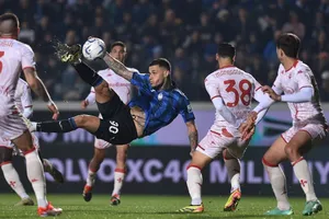 Gianluca Scamacca (áo sậm) nghỉ 6 tháng vì chấn thương