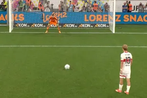 Lukas Hradecky đứng lệch sang một bên, đánh lừa được Frans Krazig