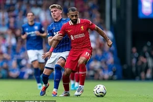 Mo Salah sắm vai người hùng trong trận đầu mùa