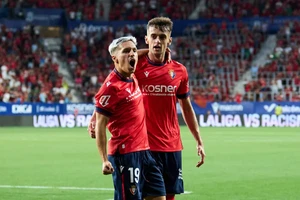 Bryan Zaragoza (trái) khởi đầu ấn tượng với Osasuna