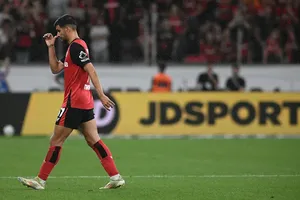 Martin Terrier bị truất quyền thi đấu ở trận đấu với Stuttgart