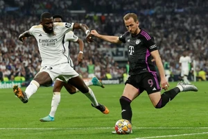 Harry Kane (phải, Bayern) sút bóng trước Antonio Rudiger (Real Madrid)