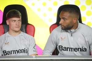 Jonathan Tah (phải) ngồi dự bị ở trận Siêu cúp nước Đức