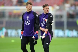 Alexander Nubel (trái) và Marc ter Stegen (phải)