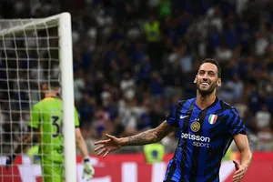 Hakan Calhanoglu ghi bàn ấn định tỷ số 2-0 cho Inter
