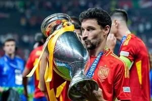 Jesus Navas với chiếc cúp EURO 2024