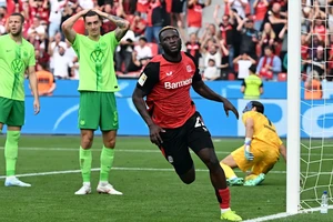 Victor Boniface ghi bàn ấn định chiến thắng cho Bayer Leverkusen trước Wolfsburg
