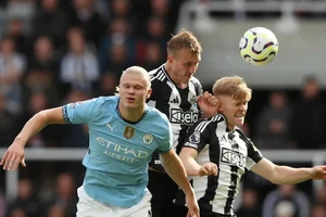 Erling Haaland im tiếng trước hàng thủ Newcastle