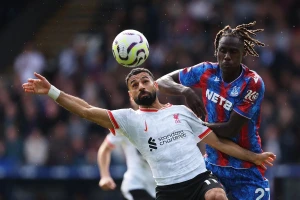 Mo Salah tranh bóng với hậu vệ Crystal Palace