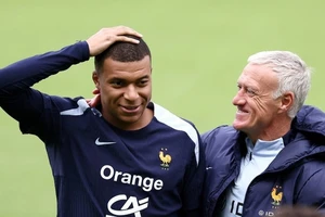 Kylian Mbappe và HLV tuyển Pháp Didier Deschamps