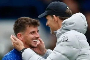 Mason Mount và ông thầy cũ Thomas Tuchel thời ở Chelsea