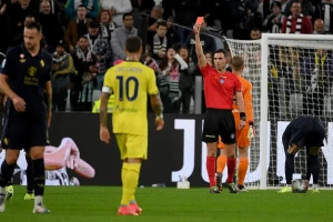 Trọng tài Juan Sacchi rút thẻ đỏ với Alessio Romagnoli