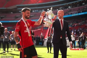 Bruno Fernandes và ông thầy Erik ten Hag khoe chiếc cúp FA vừa đoạt được