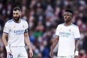 Vinicius và Karim Benzema (trái) lúc còn ở Real Madrid