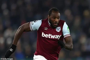 Tiền đạo West Ham Antonio có thể phải giải nghệ khi bị chấn thương nặng ở tuổi 34