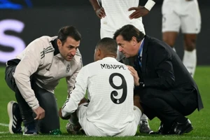 Các bác sĩ Real Madrid kiểm tra cơn đau của Kylian Mbappe trên sân