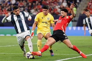 Tiền vệ Pachuca, Bryan Gonzalez tranh bóng với Wessam Abou Ali (Al-Ahly) tại sân 974 ở Doha