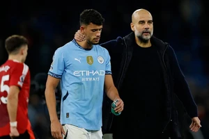 Pep Guardiola an ủi cậu học trò Matheus Nunes