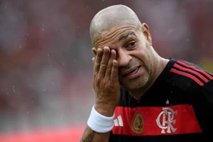 Adriano rơi nước mắt khi khoác lại chiếc áo Flamengo