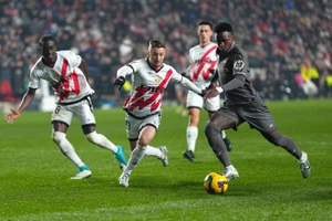 Vinicius đi bóng trong trận Real Madrid hòa 3-3 trên sân Rayo Vallecano