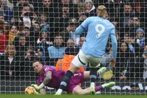 Jordan Pickford đã bay đúng hướng để cản phá quả 11m của Erling Haaland