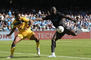 Isak Hien (trái) kèm sát Romelu Lukaku của Napoli