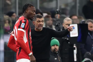 HLV Sergio Conceicao hướng dẫn tiền đạo Tammy Abraham trong trận gặp Cagliari